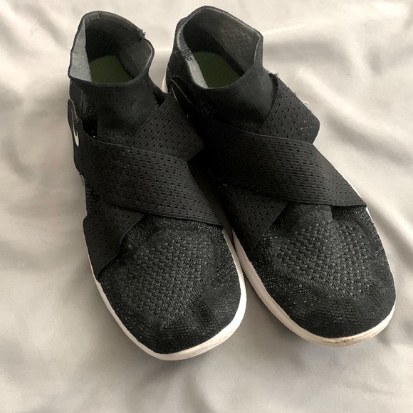 Nike Women’s Free Run Motion Flyknit - Picture 1 of 5